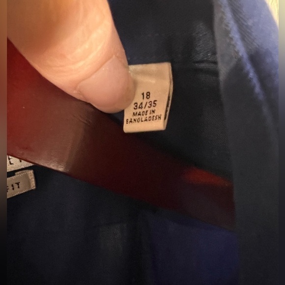 109. Van Heusen Regular Fit Lux Sateen Button Down Dress Shirt 18 neck - Picture 4 of 5